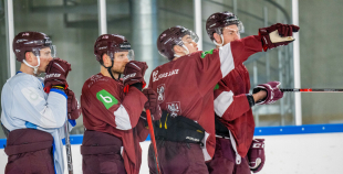 FOTO: Latvijas hokeja izlase gatavojas Pekinas olimpiskajām spēlēm