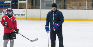 FOTO: Hārtlijs viesojās Jelgavas hokeja klubā un novada bērniem treniņu 