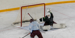 FOTO: Latvijas hokeja izlase gatavojas Pekinas olimpiskajām spēlēm