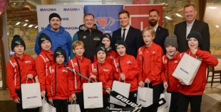 Maxima” dāvina vārtsarga ekipējumu mazajiem Tukuma hokejistiem