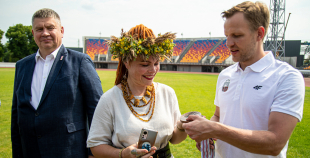 Latvijas hokeja izlase saņem solītās biļetes uz Dziesmu un Deju svētkiem