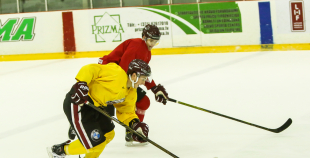 FOTO: U-20 izlases pirmdienas ledus treniņš "Volvo" ledus hallē 