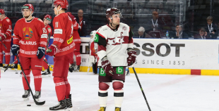 Latvija iemet piecus vārtus trešajā periodā un uzvar Baltkrieviju