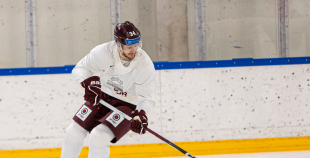 FOTO: Latvijas izlase pilnā sastāvā "slīpē" vairākumu