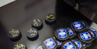 “Maxima” dāvina vārtsarga ekipējumu jaunajiem Rīgas hokejistiem