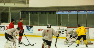 FOTO: U-20 izlases pirmdienas ledus treniņš "Volvo" ledus hallē 