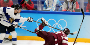 Latvija hokeja izlase sīvā cīņā atzīst Somijas pārākumu