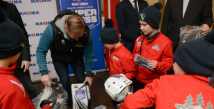 Maxima” dāvina vārtsarga ekipējumu mazajiem Tukuma hokejistiem