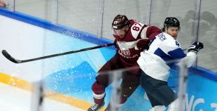 Latvija hokeja izlase sīvā cīņā atzīst Somijas pārākumu