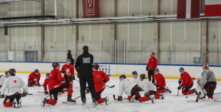 FOTO: Latvijas izlase pilnā sastāvā "slīpē" vairākumu