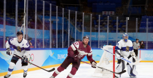 Latvija hokeja izlase sīvā cīņā atzīst Somijas pārākumu