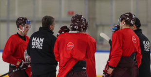 FOTO: Latvijas izlase pilnā sastāvā "slīpē" vairākumu