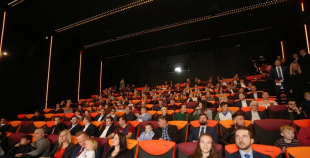 FOTO: “Dzimuši Hokejam” filmas prezentācija “Akropole” kinoteātrī