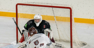 FOTO: Latvijas hokeja izlase gatavojas Pekinas olimpiskajām spēlēm