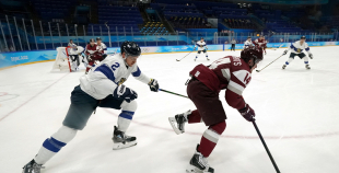 Latvija hokeja izlase sīvā cīņā atzīst Somijas pārākumu