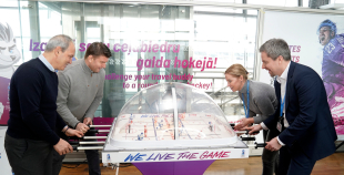 Lidostā “Rīga” atklāta IIHF Pasaules Čempionāta Hokejā informācijas un atpūtas zona faniem