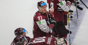 Latvijas hokeja izlase sīvā cīņā atzīst Krievijas valstsvienības pārākumu 