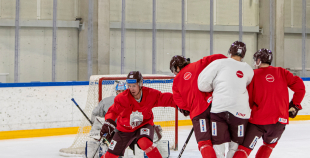 FOTO: Latvijas izlase pilnā sastāvā "slīpē" vairākumu