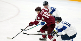Latvija hokeja izlase sīvā cīņā atzīst Somijas pārākumu