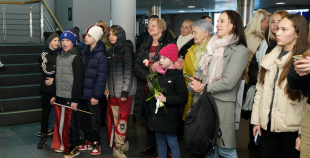 FOTO: Mājās atgriežas mūsu 3x3 olimpiskie čempioni hokejā!