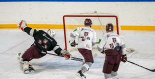 FOTO: Latvijas hokeja izlase gatavojas Pekinas olimpiskajām spēlēm