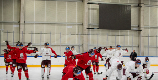 FOTO: Latvijas izlase pilnā sastāvā "slīpē" vairākumu