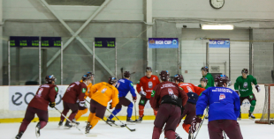 FOTO: Latvijas hokeja izlase aizvada pirmo treniņu gatavojoties pasaules čempionātam
