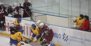 Latvijas sieviešu hokeja izlasei neveiksme pirmajā PČ spēlē