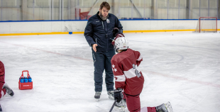 Uz oriģinālā izmēra laukumiem aizvadīti pirmie 3 pret 3 ledus treniņi