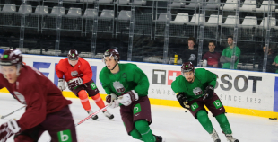 FOTO: Latvijas izlases treniņš Seržī ledus arēnā 