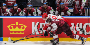 Latvijas hokeja izlase sīvā cīņā atzīst Krievijas valstsvienības pārākumu 