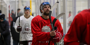 FOTO: Latvijas izlase pilnā sastāvā "slīpē" vairākumu