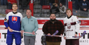 Latvijas hokejisti sīvā cīņā piekāpjas Slovākijas komandai