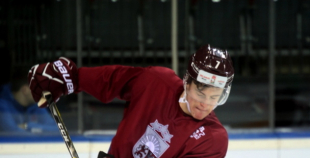 Latvijas hokeja izlases aizvada pirmo treniņu "Arēnā Rīga"