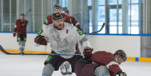 FOTO: Latvijas hokeja izlase gatavojas Pekinas olimpiskajām spēlēm