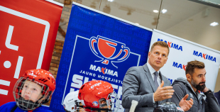“Maxima” dāvina vārtsarga ekipējumu jaunajiem Rīgas hokejistiem