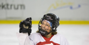 Jautrā gaisotnē aizvadīta Starptautiskā meiteņu hokeja diena