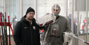 FOTO: Merzļikins un Latvijas hokeja izlases treniņš