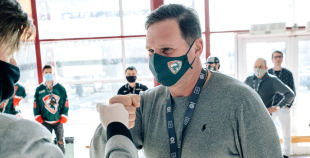 HK Liepāja pasniegtas OHL bronzas medaļas