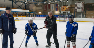 FOTO: Hārtlijs viesojās Jelgavas hokeja klubā un novada bērniem treniņu 