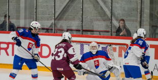 Latvijas sieviešu izlase Pasaules čempionāta atklāšanas mačā piekāpjas Slovākijai