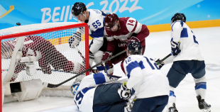 Latvija hokeja izlase sīvā cīņā atzīst Somijas pārākumu