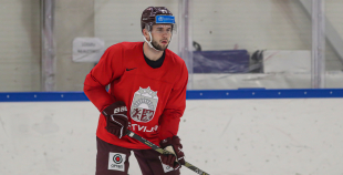 FOTO: Latvijas izlase pilnā sastāvā "slīpē" vairākumu