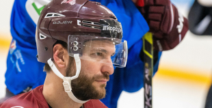 FOTO: Latvijas hokeja izlase gatavojas Pekinas olimpiskajām spēlēm