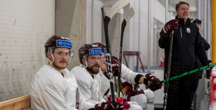 FOTO: Latvijas izlase pilnā sastāvā "slīpē" vairākumu