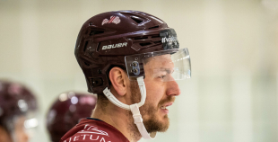 FOTO: Latvijas hokeja izlase gatavojas Pekinas olimpiskajām spēlēm