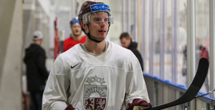 FOTO: Latvijas izlase pilnā sastāvā "slīpē" vairākumu