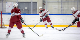 Uz oriģinālā izmēra laukumiem aizvadīti pirmie 3 pret 3 ledus treniņi