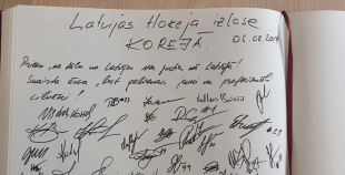 Latvijas hokeja valstsvienība viesojās Latvijas vēstniecībā Korejā 