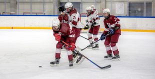 Uz oriģinālā izmēra laukumiem aizvadīti pirmie 3 pret 3 ledus treniņi
